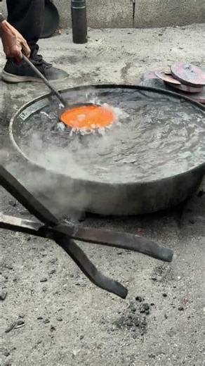 The ancient method of melting copper, the heat depends on experience, and the shaping depends on th