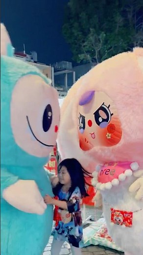 cute moment of Baby Three and labubu and the little girl #mascotlabubu #cute #labubu #babythree