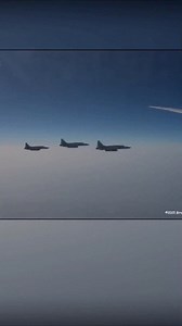 Sebanyak enam jet tempur JF-17 Thunder milik Angkatan Udara Pakistan mengawal pesawat Kepresidenan Presiden Prabowo Subianto saat memasuki wilayah udara Pakistan menuju Islamabad, Senin waktu setempat. Tradisi khusus pengawalan menggunakan jet tempur tersebut hanya diberikan kepada tamu negara setingkat kepala negara. Presiden Prabowo tiba di Nur Khan Base Airport, Islamabad, Pakistan, Senin pukul 12.00 waktu setempat. Ketibaan Kepala Negara disambut langsung oleh Presiden Pakistan Asif Ali Zard