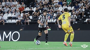 🔥Libertad y Trinidense firmaron un empate de 1-1 en la continuidad de la fecha 19 del #AperturaAPF2025. ⚽Joel Román, con un golazo, abrió el marcador para la visita, Hernesto Caballero anotó la paridad. 👉El Guma sigue liderando el torneo con tres puntos de ventaja. | Tigo Sports PY