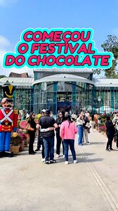 FESTIVAL DE CHOCOLATE TRAZ MUNDO DA INFÂNCIA NO PALÁCIO DE CRISTAL! O Festival do Chocolate de Petrópolis iniciou nesta sexta-feira (25), no Palácio de Cristal em Petrópolis, estendendo-se até domingo, 27 de julho, e retomando de 1 a 3 de agosto. O festival, com entrada gratuita, propõe uma jornada através do universo do chocolate com uma série de workshops para todos os públicos, além de expositores de chocolate, gastronomia variada, bar, estandes de artesanato, oficinas gastronômicas, competiç