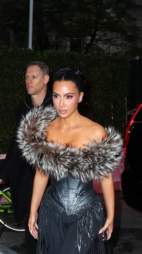 WHOOPSEE on Instagram: "Affezionata da sempre alla sinuosità enfatizzata e alla sensualità come cifra distintiva del suo stile, per Kim Kardashian il bustier rappresenta un vero must. Nel corso del tempo, infatti, il corsetto si è dimostrato un capo con il quale l’imprenditrice ama giocare e sperimentare. E così, anche in occasione di una recente uscita per cena presso il The Surrey hotel di New York City, Kim ha scelto un capo d’archivio firmato Dominique Sirop della collezione Haute Couture 19