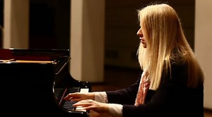 Pianist Valentina Lisitsa Flawlessly Performs Moonlight Sonata's 3rd Movement At Full Speed