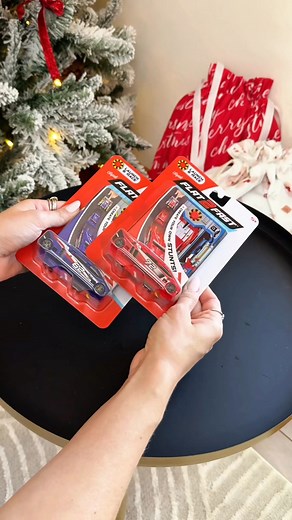  FLAT 2 FAST Stunt Racer! Press the button and watch the card instantly transform into a 3D race car. No batteries needed! Race, crash, and create epic stunts anytime, anywhere.  | Definiteof | Facebook