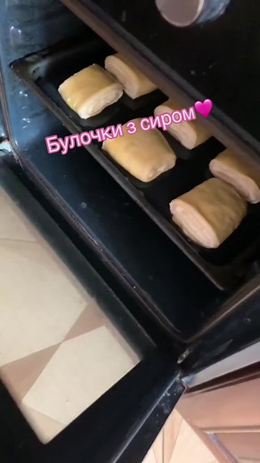 #цьогодня #спогади #випічка #топ #хочу #в #рек #рецепт Для тіста: 400 гр молока теплого 30 гр дріжджі мокрих (10 гр сухих) 2 яйця 150 гр цукру Дрібка солі 1 ванільний цукор 90 гр масла 960-1000 гр борошна 20 гр олії Начинка може бути різною😉 ( в мене сир кисломолочний)