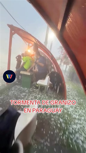 ​¡Impresionante temporal en Paraguay! 🇵🇾 Una tormenta de granizo de proporciones gigantescas azotó este sábado a Asunción y el área metropolitana, dejando a su paso calles convertidas en auténticos paisajes blancos, vehículos con severos daños y múltiples afectaciones. 🧊⚠️ ​Los reportes ciudadanos y de medios locales evidenciaron la caída de enormes bloques de hielo que rompieron parabrisas, perforaron techos y provocaron intermitencias en el servicio eléctrico en sectores clave como Luque, L