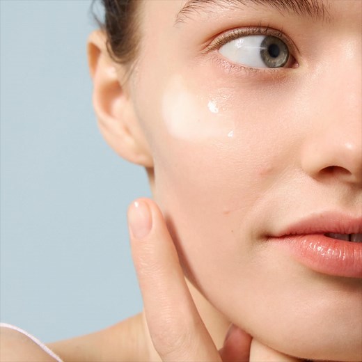 Soothe with Azclear Action Soothing Serum to visibly reduce redness and brighten skin tone, after cleansing and treating the skin. | Azclear