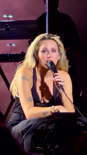 Miley Cyrus pays tribute to Dolly Parton and shares the moment she got to see her perform live🥹 Via: @Alex Mars