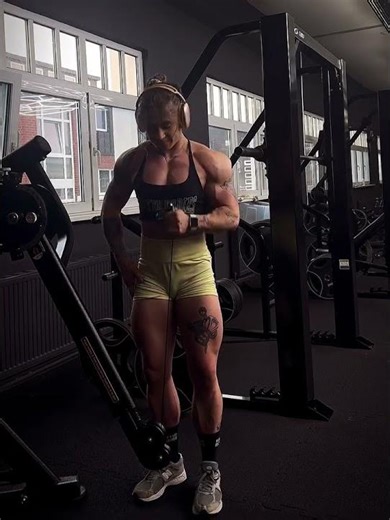 Female Bodybuilder Crushing Triceps Day! 💪