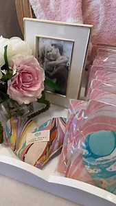 💖 Galentine’s at Picket Fences Feb 12 | 3–6 PM Grab your girls and join us for an afternoon of sipping, shopping, and creating! 🥂 ✨ Make & Take class ($49) – petite floral vase 🍹 Frozen cocktails & tasty bites 💄 Eye makeup tutorial 💆‍♀️ Complimentary massages 💎 Chan Luu jewelry drawing ❤️ Hot Skwash velvet heart drawing Friendship, fun, and all the pretty things 💕 | Picket Fences Decor
