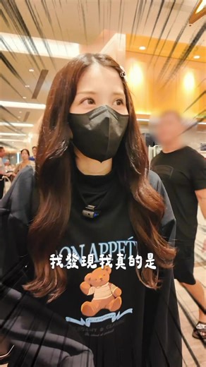 人生第一次花錢進來貴賓室… 真的是超乎我想像的體驗🥹 到機場後，發現餐廳區大爆滿… 好險有提早用 iGO 預約機場貴賓室！ 起飛前還順便沖了澡，真的很舒服💕 目前熙心中の台灣貴賓室排行榜更新😎 長榮Garden👉中華航空👉東方宇逸貴賓室 聽說國泰航空的也很厲害，但我還沒搭過🤣 你們心中第一名的貴賓室又是哪間呢？ #機場貴賓室 #東方逸宇貴賓室 #igo | 瑀熙Yuci