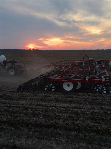 Ready to Level up? Our SwitchBlade shanks are here to help! Control shanks from your cab with hydraulic ease and customize your setup with flexible spacing. Check out our latest highlight reel to see them in action on the 2100, 2200, 4100 & 4200 models. 💪 Click the link to see how you can boost your farm's efficiency! #FarmingHacks #FarmTec #SalfordIndependentSeries