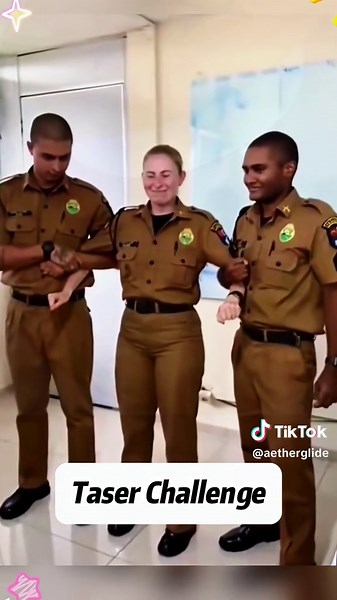 Taser gun challenge #funny #usa🇺🇸 #tiktok #funnyvideos #tastetest #fyp