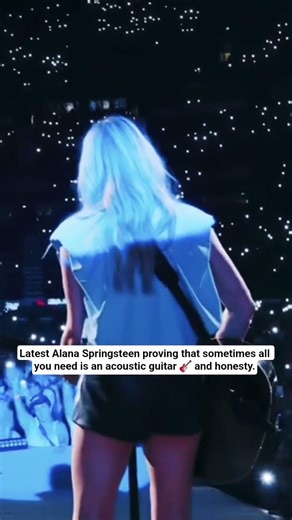When Alana Springsteen goes acoustic, the whole crowd goes quiet 🎶🎸 Pure magic. #countrymusic #viral