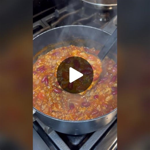 The best chili I have ever made! #easyrecipe #easydinner #dinnerideas #simplerecipe #simplemeals #dinner #chili #chilirecipe #easydinnerideas #longervideosontiktok