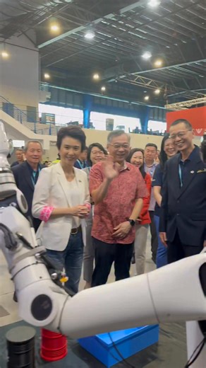 Delighted to join DPM Gan Kim Yong and Minister Tan See Leng at ST Engineering’s pavilion at the Singapore Airshow 2026, and to see firsthand how their innovations are shaping the future of aviation and transport. 🇸🇬✈️ One of the standout highlights was the AirFish — a remarkable wing-in-ground-effect craft that flies just metres above the water, combining the strengths of maritime and aviation technologies. It offers an exciting new mode of high-speed, low-altitude transport and holds strong 