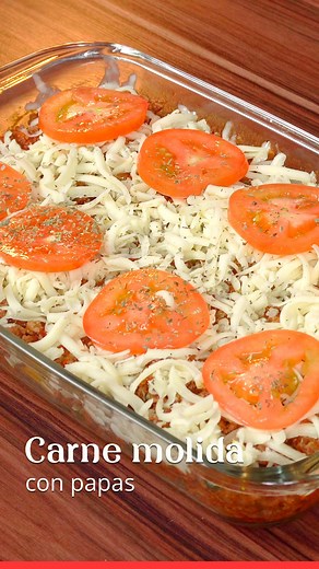 CARNE MOLIDA CON PAPAS ¡Sorprende a toda tu familia con esta receta fácil y deliciosa de carne molida con papas! Ingredientes: • 3 papas • Sal al gusto • Achiote al gusto • Orégano al gusto • Pimienta negra al gusto • Aceite de oliva al gusto • 1 cebolla • 3 dientes de ajo • 500 g de carne molida • Pimentón ahumado al gusto • 1 tomate • 340 g de salsa de tomate • Perejil y cebollino al gusto • Mozzarella rallada al gusto • 1 tomate en rodajas #reels #almuerzo #cena #recetasencilla #carnemolida #