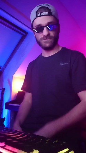 Coucou @joycaledelire 😏 #music #musique #foryou #foryourpage #fyp #pourtoi #google #translate #remix #danceAwesome #edm #thuglife #glasses #joyca