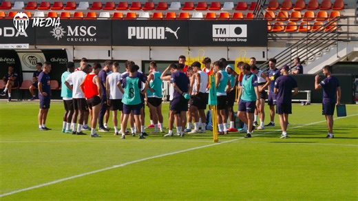 💪 Final training session before the match against @FCBarcelona 🔜 #BarçaValencia | Valencia C.F