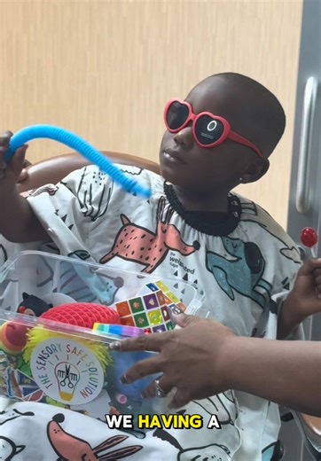 RECAP** This was such a beautiful session from last summer. Who remembers Jayce and his Yaya? She and @HenryTribes worked together to give Jayce a beautiful haircut and, most importantly, a fresh edge up something he had struggled with before. This video resonated with so many people because it was pure vibes. No force, just a calm, collaborative effort rooted in trust and patience. Plus, Jayce is a pretty cool kid if you ask me. P.S bubble Parties weren’t a thing yet. _______________________ Do