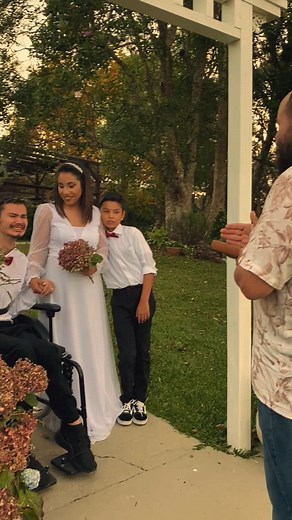 Priscila Farias on Instagram: "Hoje completamos 13 anos de casados 🥂❤️ E quando eu olho pra trás, vejo que a nossa história é muito mais do que os dias felizes que todo mundo vê. A vida nos testou de jeitos que a gente nunca imaginou. O AVC chegou de repente, e com ele vieram medos, incertezas e um caminho que a gente não sabia como seguir. Teve dor, teve cansaço, teve momentos que tudo o que a gente podia fazer era simplesmente segurar a mão um do outro e seguir… um passo de cada vez. Mas tamb