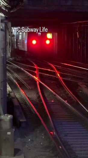 South Bound D Train Tunnel at 145th Street. #NYCSubway #NYC #MTA #NewYorkCitySubway #LIRR #SubwayTrain #NYCTransit You can now buy me a coffee: https://bmc.link/NYCSubwayLife