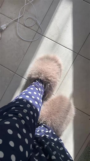 Fuzzy Slippers Review: Comfort and Style Explained