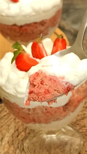 No-Bake Strawberry Dessert Everyone Is Making This Summer!🍓 #nobakedessert #strawberrydessert