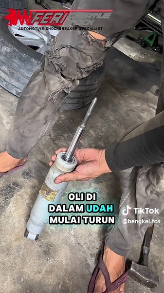 🔧 Rubicon Limbung! Ternyata Shock-nya Mati Total! Pagi ini Jeep Rubicon masuk bengkel FCS. Owner ngeluh mobilnya limbung parah, redamannya lembek, dan nggak stabil saat jalan. Setelah kita cek, mobil ini pakai shock aftermarket FCS buatan China. ➡️ Shock depan udah lemah — rebound lambat, tekanan balik hilang. ➡️ Shock belakang malah mati total — ditekan nggak balik sama sekali. 📍 Tapi tenang! Shock-nya langsung kita beresin di FCS. (Bagian proses servis kita skip ya…) 🔁 Setelah diservis, kit