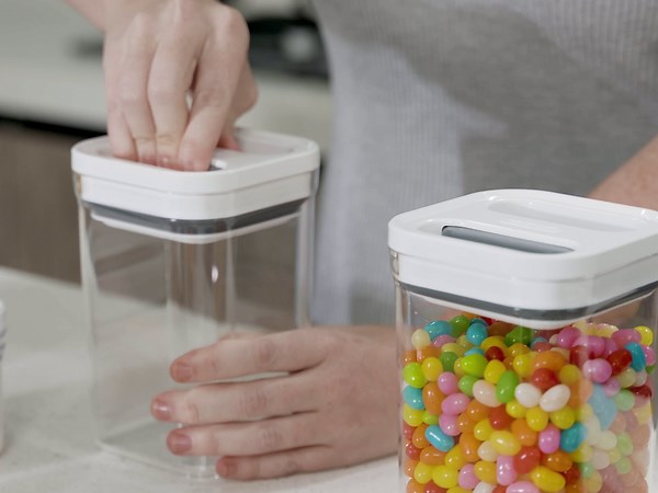 MR.SIGA 4 Pack Airtight Food Storage Container Set, BPA Free Kitchen Pantry Organization Canisters with One-handed Leak Proof Lids, 1L / 33.8oz, Medium, White