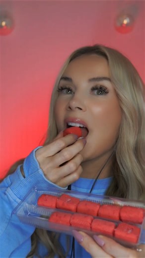 These Crunchy Bubblegum Ice Cream Bites shouldn't exist - ASMR #shorts