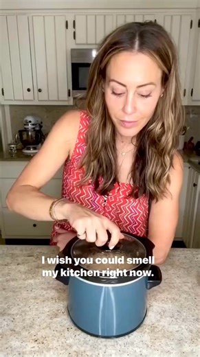 Slow-cooker Banana Bread Oatmeal 🍌🥣 Vegan, Gluten-free and it couldn't be easier to make. SAVE this recipe below ⬇️ and tell me… who's making this?! Slow-Cooker Banana Bread Oats Vegan, Gluten-Free Serves: 4 Ingredients: 2 cups unsweetened oat or almond milk 1 cup old-fashioned oats 2 ripe bananas 2 Tablespoons maple syrup ½ teaspoon vanilla extract 1/4 cup chopped walnuts 1/2 teaspoon ground cinnamon ¼ teaspoon ground nutmeg 1/4 teaspoon Kosher salt Spray a 2 quart slow-cooker with nonstick c
