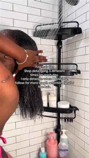 Fine hair girlies, this is your reminder 🤍 I don’t detangle throughout my entire wash routine. No comb in the shampoo. No brush in the conditioner. Why? Because fine strands have a smaller diameter, which makes them more fragile and easier to stretch past their elastic limit. Every extra detangling session = more mechanical stress = more breakage. Instead, I: • Cleanse gently • Condition let it sit • Rinse • Detangle once while blow-drying on stretched hair When hair is stretched and supported 