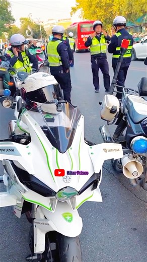 Kawasaki Ninja H2R vs cops🤯#shorts#trending#ninja#h2r#viralvideo#viralshort#cops#rider#shortvideo