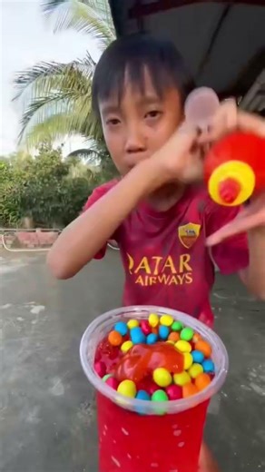 Ly kem màu đỏ và nhiều loại kẹo bi#shorts