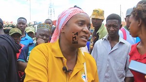 MADEREVA WA MAGARI MOROGORO WAGOMA KUTOA HUDUMA #VIDEO Wamiliki na madereva wa magari madogo ya abiria yanayofanya safari zao kutoka Morogoro mjini kwenda wilayani wamegoma kutoa huduma ya usafiri kwa madai ya kugoma kuondolewa katika kituo kikuu cha mabasi Msamvu na kupelekwa stendi ya daladala ya Mafiga iliyopo Manispaa ya Morogoro. #EastAfricaTV | East Africa TV