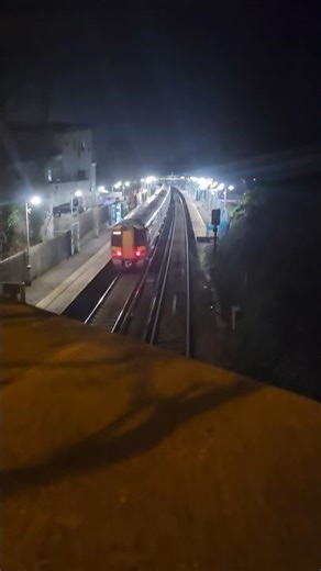 A wild fox & Southern train Class 377 passed through Sanderstead from eastgrinstead Dec31st25