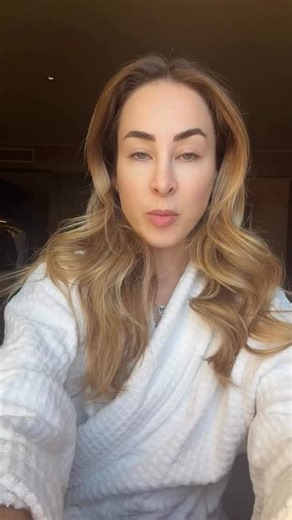 Carlotta Ferlito ♡ on Instagram: "5 FRASI CHE TI SVOLTERANNO LA VITA 1) Preoccuparsi per il futuro toglie solo pace al presente 2) Ogni impedimento è giovamento (me la ripeteva sempre mamma) 3) Se non sai cosa fare, non fare 4) Non cercare di capire il perché delle cose, succedono e basta 5) Se aspetti di essere pronto, non inizierai mai Quali sono le vostre frasi mantra? Ti svolteranno la vita anche il Siero Meso Fill Tone Up&Lift e Meso Fill Plump&Lift, un fondotinta riempitivo, agisce come un