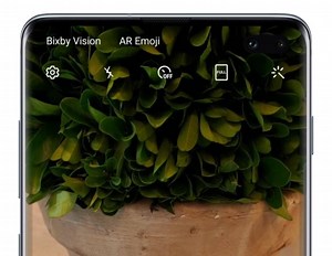 1.6K views · 32 reactions | Whether it's a street sign or menu in a foreign language, you can translate text to dozens of languages using Bixby Vision. Just point your phone's camera at the text and it will instantly translate. Voilà! #GalaxyS10 | Samsung Support | Facebook
