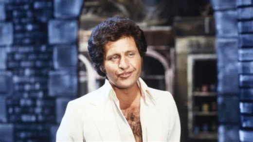 Joe Dassin : 45 ans après sa mort, son fils Jonathan Dassin est son parfait sosie, “J’assume notre ressemblance”