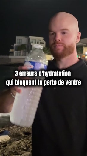 Tu bois peut-être assez d'eau… mais peut-être au mauvais moment pour perdre ton ventre. 👇 Beaucoup pensent que l'hydratation se résume à :