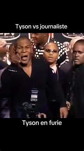 Après la bagarre vs Lewis du 22 janvier 2002 à New York, Mike Tyson reste extrêmement agité. Dans la continuité immédiate, lors d’échanges avec les médias, il s’en prend verbalement à un journaliste. Il profère des insultes très violentes et explicites, mêlant menaces et propos sexuels grossiers, devant les caméras. Cet épisode prolonge directement la scène de chaos de la conférence et renforce l’image d’un Tyson totalement hors de contrôle à ce moment-là.#boxe #ring #ufc #viral #cap