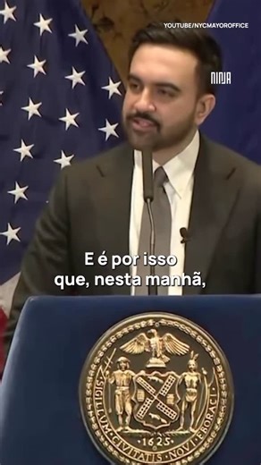 Hugo Gloss on Instagram: "Zohran Mamdani, prefeito de Nova York, assinou uma ordem executiva que impede o ICE (Serviço de Imigração e Alfândega dos Estados Unidos) de entrar na cidade sem mandato judicial. Segundo ele, a medida busca proteger escolas, abrigos e hospitais de condutas abusivas dos agentes. “Isso significa que vamos proteger os arquivos dos imigrantes e de todos os cidadãos de Nova York de serem acessados de forma ilegal pelo governo federal. Esta ordem é uma reafirmação suave de n