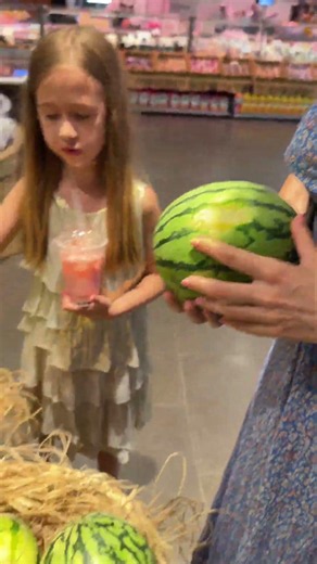 How to choose a ripe watermelon: checking spots and sound