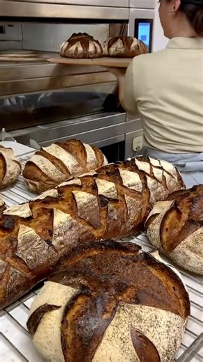 La reconversion avec une odeur de pain chaud 🥖 C'est avec Maxime Pionneau @cap_bio_et_levains_maxime que ça se passe ! Notre boulanger formateur vous accompagne en formation CAP Boulanger Bio et Levains, spécialement conçu pour les adultes en reconversion souhaitant se réorienter en Boulangerie 🍞 Maxime et Marie, la responsable d'Atelier m'alice, sont disponibles si vous souhaitez échanger avec eux, poser vos questions et avoir des informations sur ces semaines de formations 💼 👉 Par Instagra