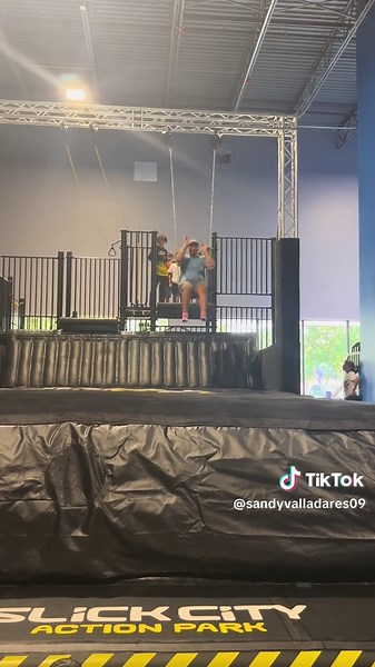 Un rato de diversión 🤣🤣#sandyvalladares #slickcityactionpark #slickcityactionparkfriscotx #funnyvideos #slides #viralvideo #creatorsearchinsights
