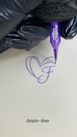 Tatuajes Pequeños y Elegantes para la Mano
