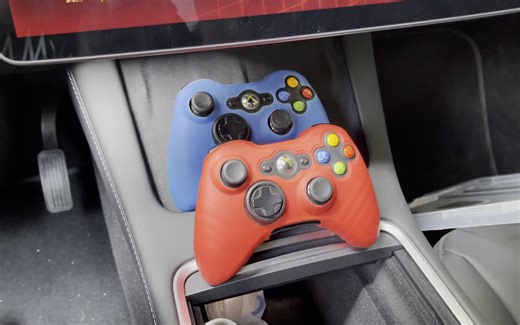 特斯拉使用XBOX360手柄，傲气雄鹰双打
