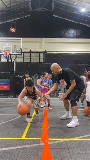 Jason Velez on Instagram: "One hand ball control for newbie #highlightseveryone #everyonehighlights #fypviralシ #buildingcharacterchanginglives #sports #everyone #highlights #viralvideoシ #reels #viralreels"