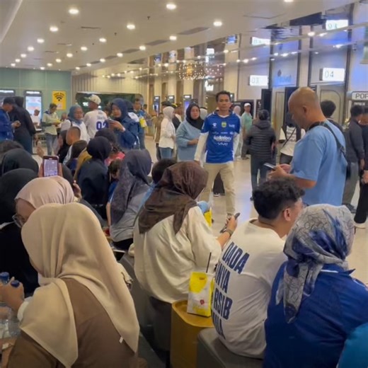 Radio PRFM Bandung on Instagram: "Pantauan nobar Persib Bandung vs Persija di CGV Mal Paris Van Java, Bandung, Minggu (11/1/2026) pukul 14.31 WIB, terpantau semakin ramai. Area nobar dipadati pendukung Persib yang antusias memberi dukungan, dengan suasana penuh semangat. Pengunjung dari berbagai kalangan, mulai dari anak muda hingga keluarga turut memadati lokasi untuk menyaksikan laga bersama. Tim Liputan PRFM/Audiba"